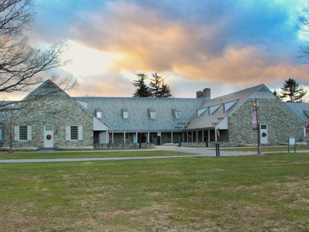 A long, one-story, stone building that serves as the Franklin D. Roosevelt Presidential Library and Museum.